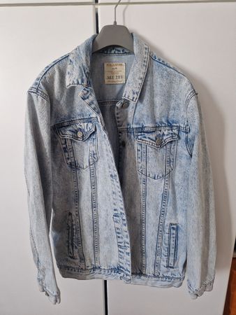 Jeansjacke over sehr stylisch Pull&Bear Grösse M