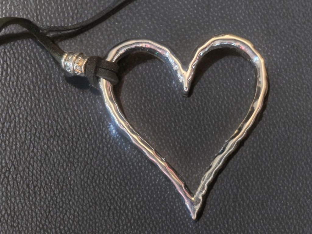 Catenine: Collana cuore, metallo argentato, – Nuovo (secondo la descrizione) da Giubiasco venduto da Stefaniav