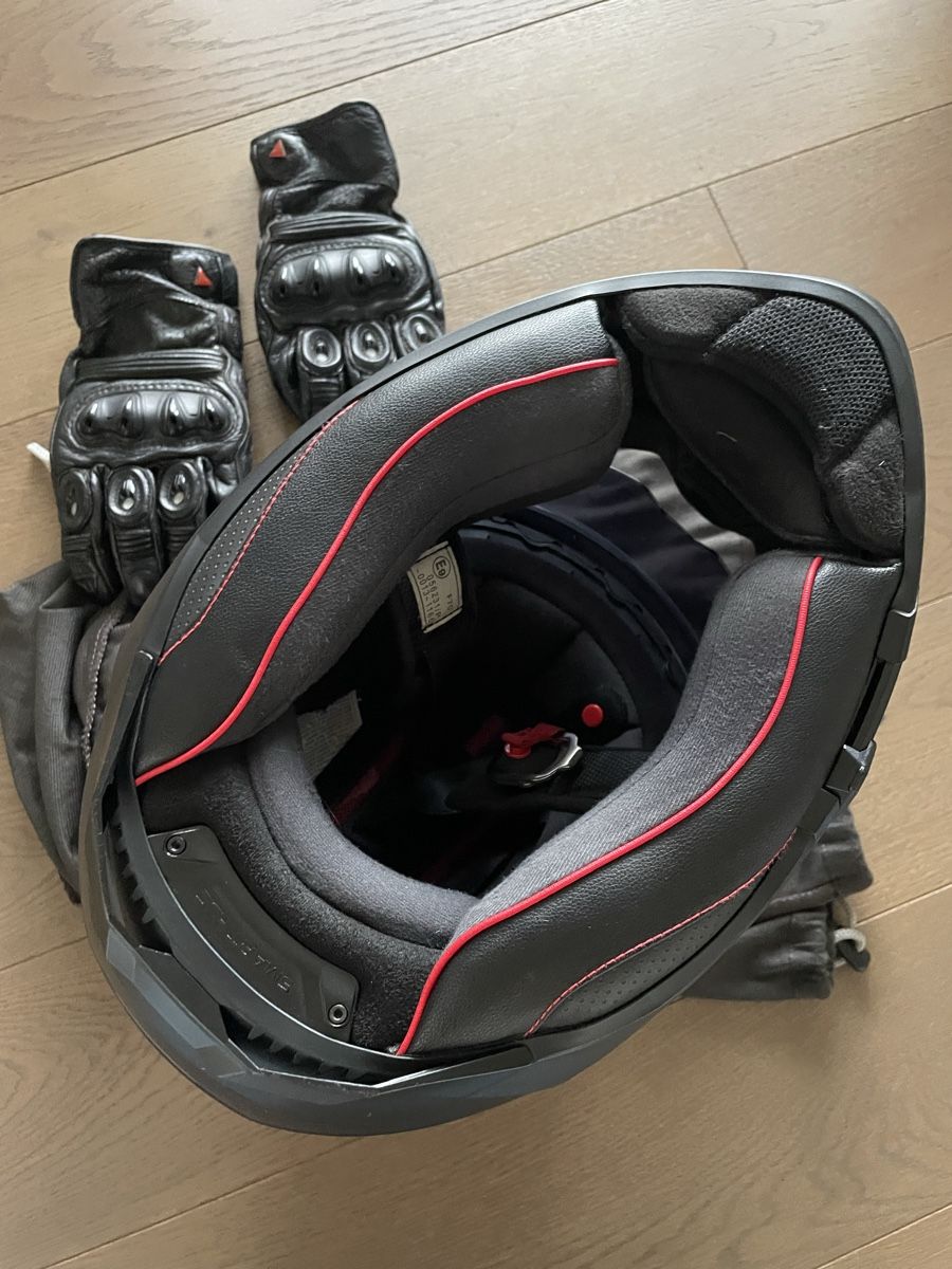 HJC Caschi & visiere: HJC Motorradhelm mit Triumph Handschuhe, Schwarz – Usato da Zürich venduto da jwiet 2
