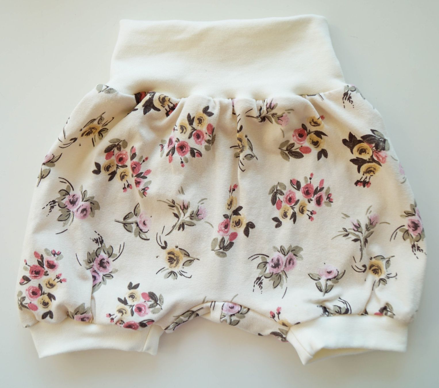 Hosen: Kurze Pumphose mit Blumen  80/86 - NEU – Neu und originalverpackt aus Zürich von sambaum 3