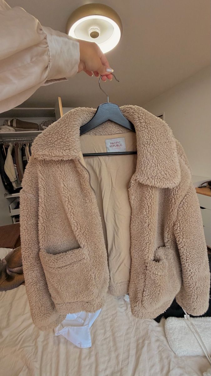 Pull&Bear Giacche: Jacke aus Teddyfell – PULL&BEAR – Usato da Bonstetten venduto da AngelaF23 1