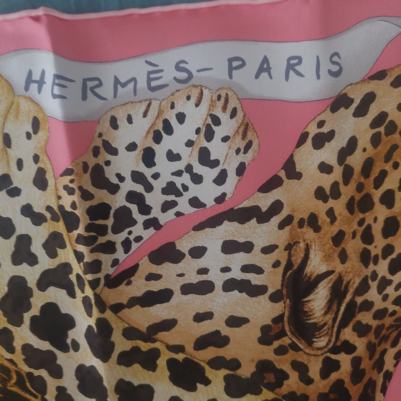 Hermès Foulard & Sciarpe: Carré Hermès Lazy Leopardesses neuf, 90 – Nuovo e nell'imballaggio originale da Genève venduto da s_t_z8jl 3