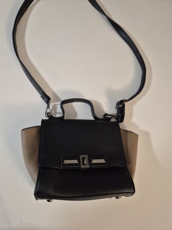 Schicke Handtasche mit Trageriemen, schwarz
