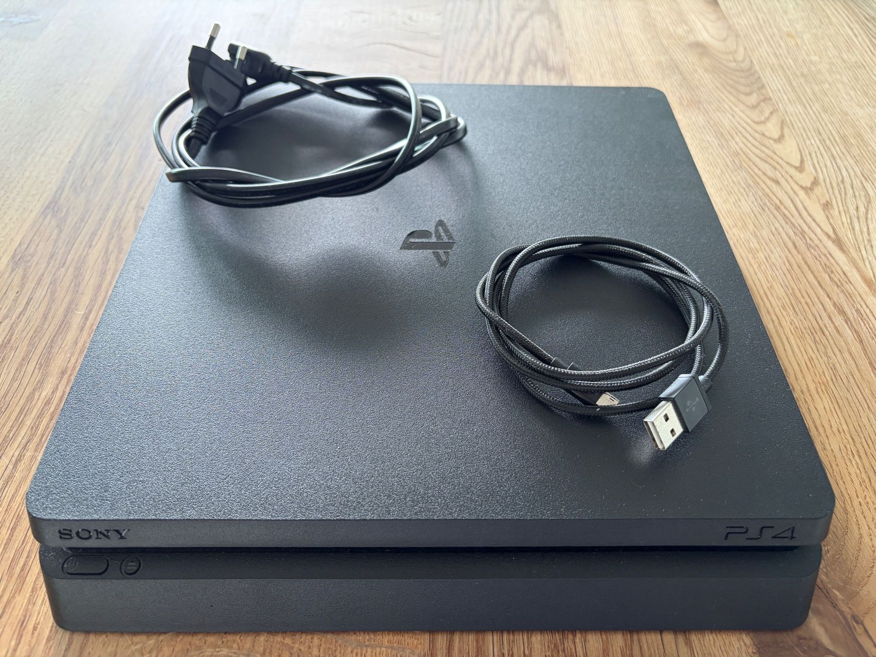 Sony Console: Sony PlayStation 4 Slim PS4 + 3 Original Controller & Kabel – Usato da Meisterschwanden venduto da Godiwilma7