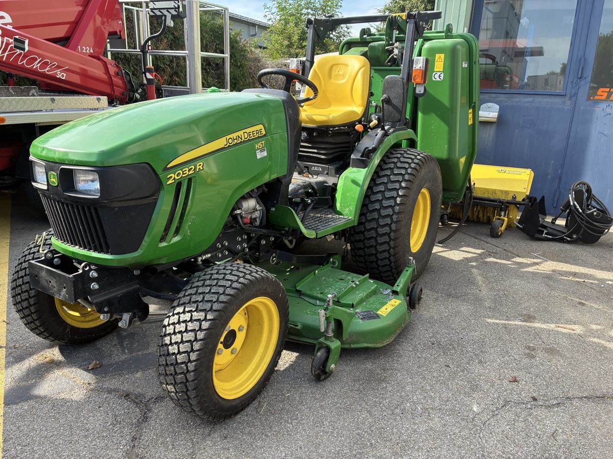 John Deere Tracteurs: Tracteur John-Deere 2032R – D'occasion à Le Mont sur Lausanne par mecacorbaz 2
