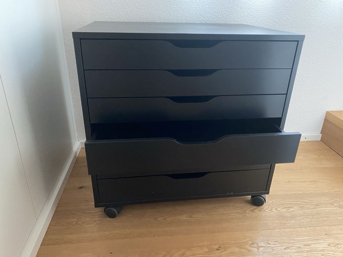 Eléments de bureau: Schwarzer Korpus mit Schubladen und Rollen – D'occasion à Brittnau par Binks 5