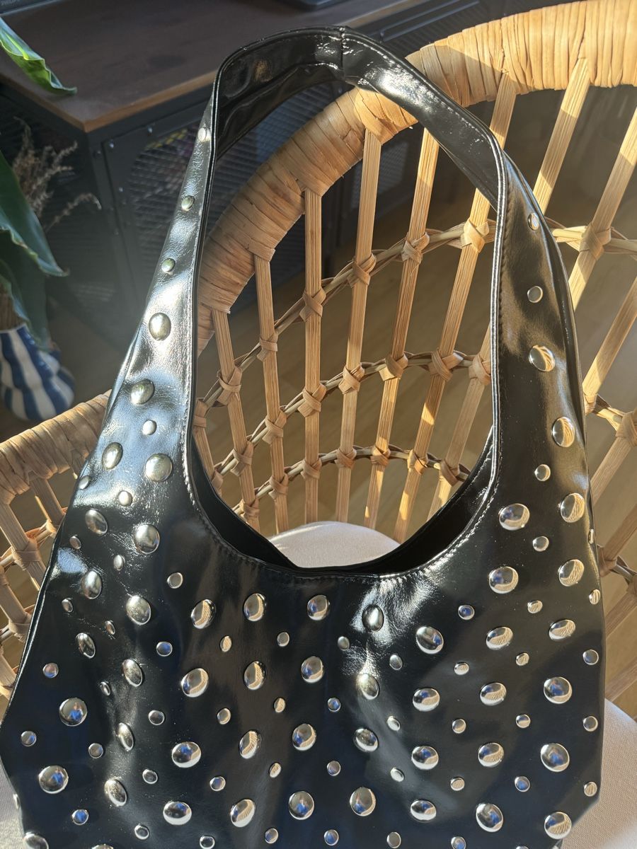 Borse da donna: Schwarze Schultertasche mit Nieten – Nuovo e nell'imballaggio originale da Männedorf venduto da mariadelrocioeberle 2
