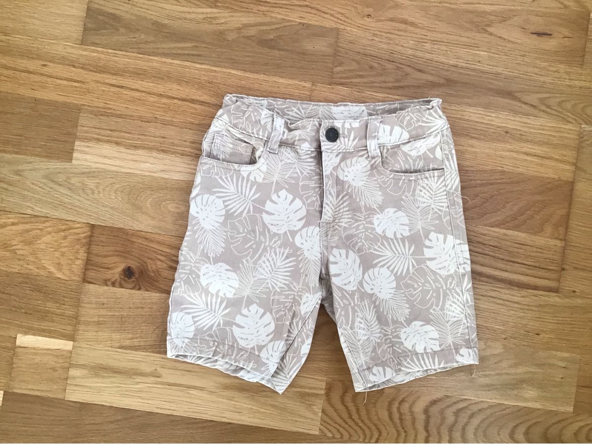 Pantaloni: Sommer Shorts mit Palmenmuster, Grösse 110. – Usato da Seuzach venduto da Tureda