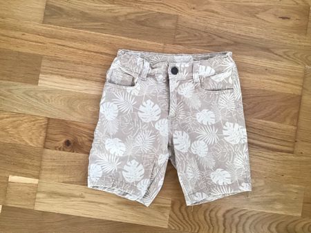 Sommer Shorts mit Palmenmuster, Grösse 110.