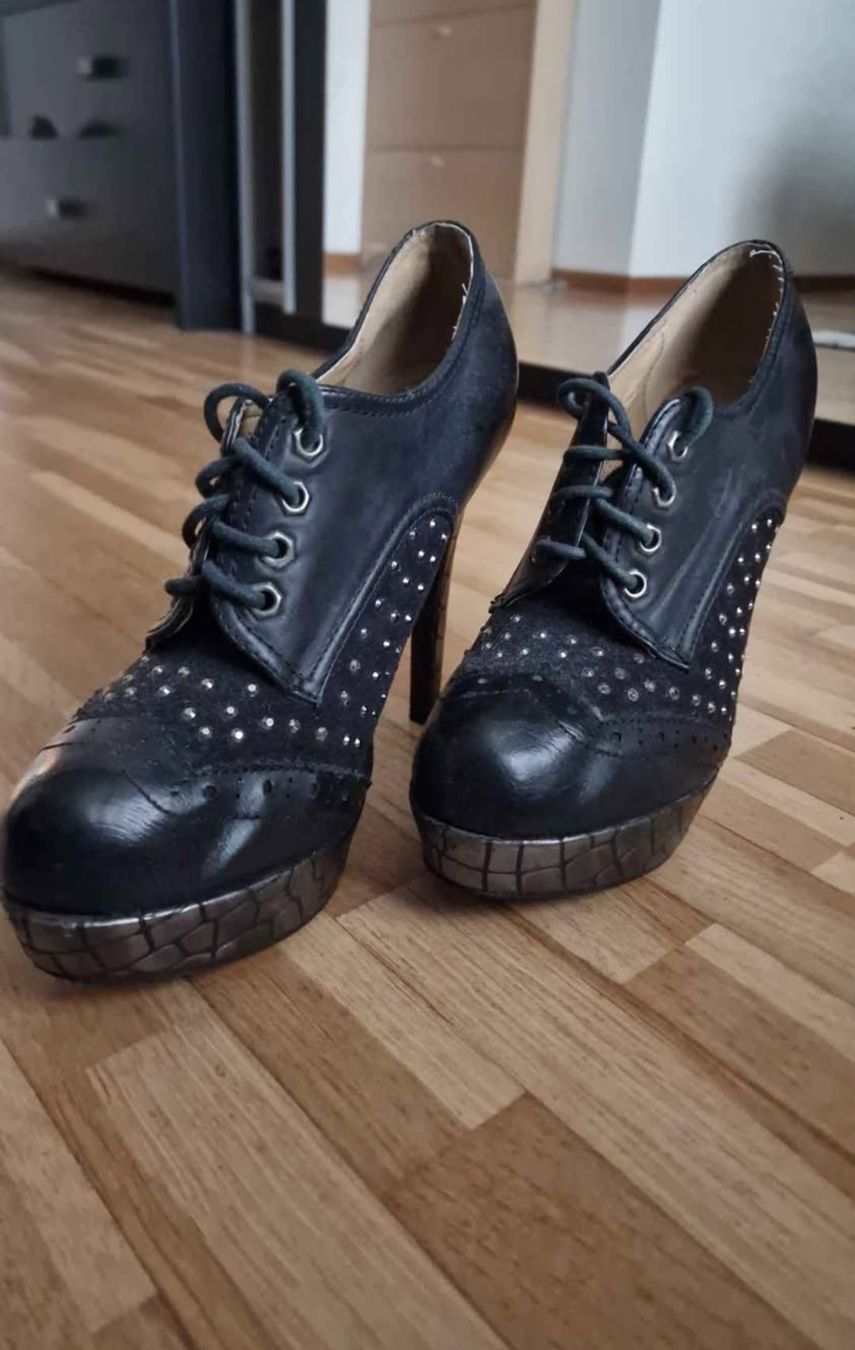 Scarpe da donna: Chaussures à talons noires à lacets – Usato da Givisiez venduto da lei_7r7z
