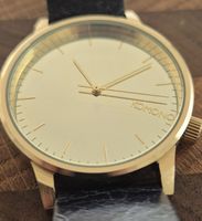 Komono Uhr goldfarben mit schwarzem Lederarmband