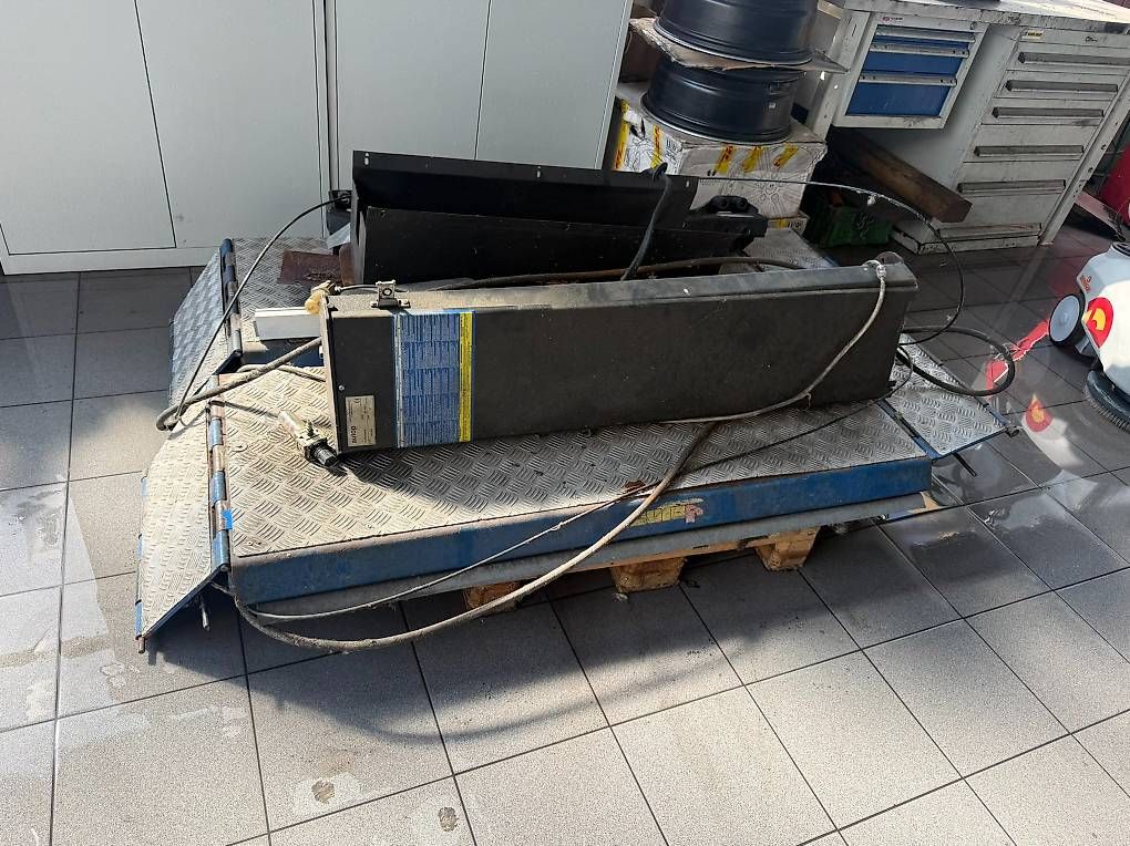 Tutti gli attrezzi: Lift ciseaux 3000 KG – Usato da Penthaz venduto da gcv_7dnp
