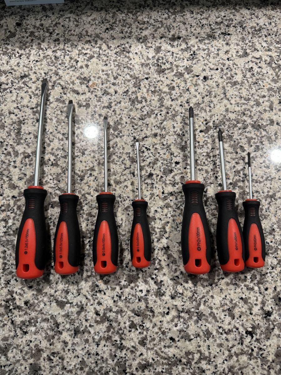 Tutti gli attrezzi: Screwdriver set / Schraubendreher x 8 – Usato da Thalwil venduto da amy_pjw