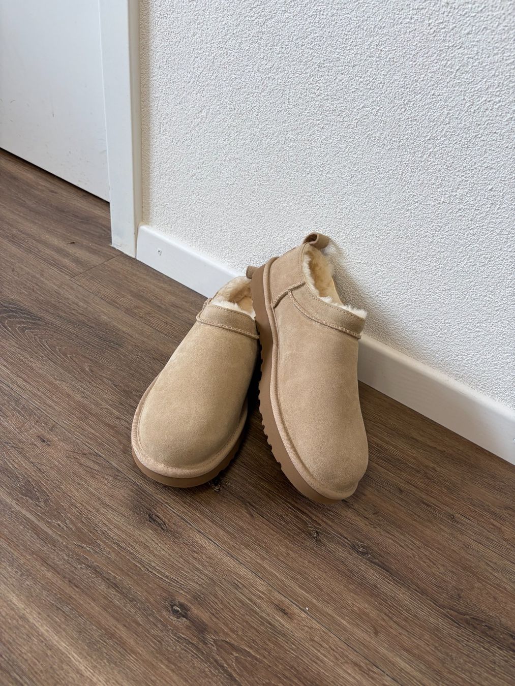 Ugg Scarpe da uomo: W CLASSIC MICRO Stiefelette aus wasserabweisendem Shearling – Nuovo e nell'imballaggio originale da Bad Zurzach venduto da Masterdup0