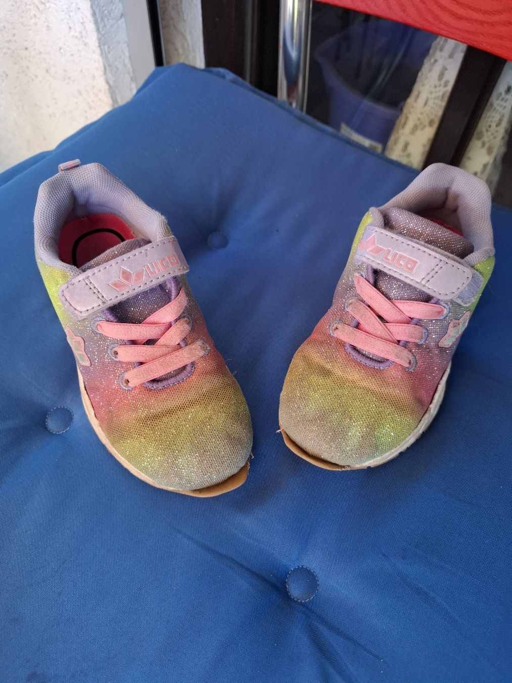 Scarpe per ragazze: Turnschuhe Mädchen Gr 28 – Usato da Hätzingen venduto da Snoopi84