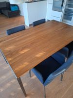 Team 7 Nussbaum Tisch mit 4 blauen Lehnstühlen