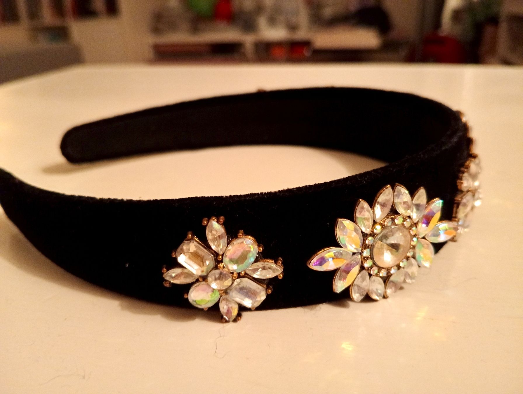 Accessori per capelli: Elegantes Samt-Haarreif mit Strass-Blumen Schwarz – Usato da Allschwil venduto da Evgeniia78 1