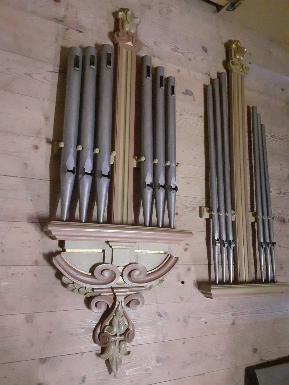 Wurlitzer Musikinstrumente: ❤ 2 Barock Halterungen oder Gestelle mit Orgelpfeifen..👀 – Gebraucht aus Wetzikon ZH von Patina-Art
