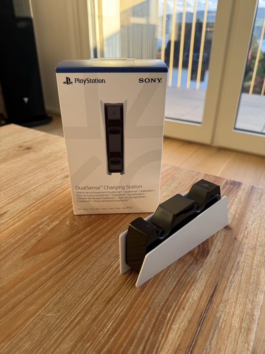 Sony Console: Playstation 5 DualSense Charging Station – Usato da Männedorf venduto da evilge4rs
