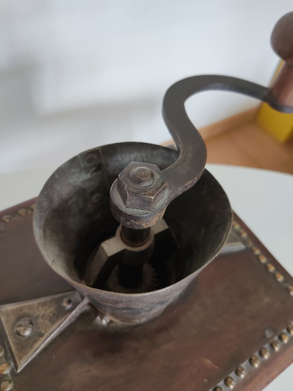 Elettrodomestici da cucina: Grosse antike Kaffeemühle Holz/Metall – Usato da Uster venduto da Arrayo 1