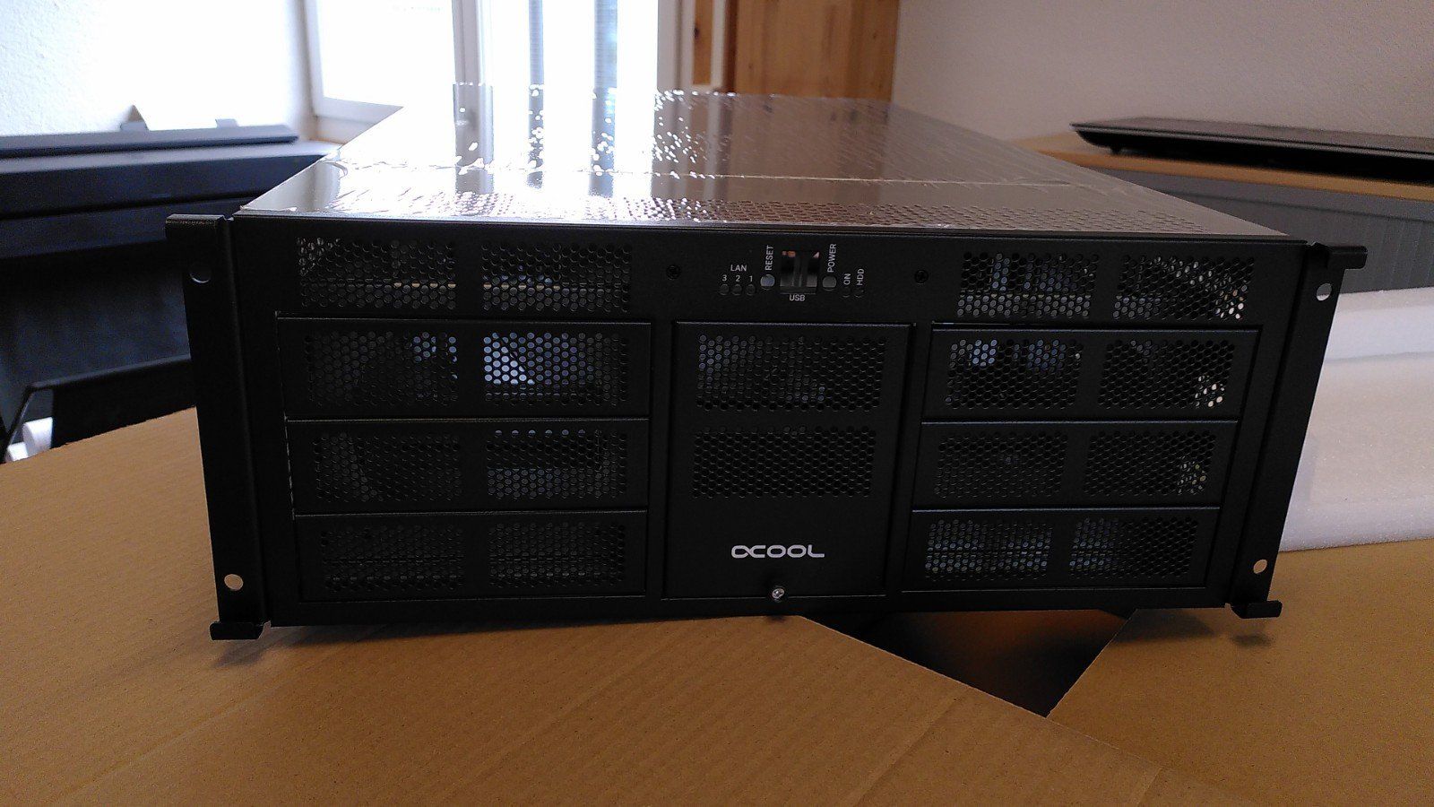 Boîtiers: Servergehäuse 19" Alpha-Cool 4HE, Schwarz – D'occasion à Neftenbach par BeetleCup2000
