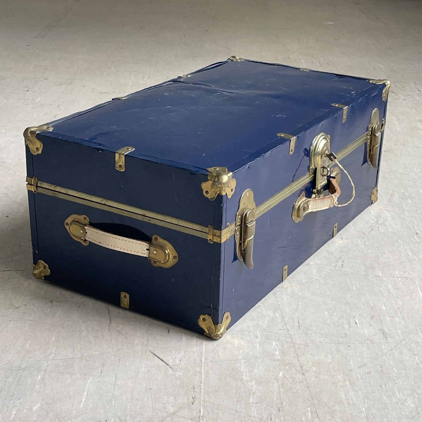 Cassapanche: Alte Truhe / Reisekoffer / Salontisch – Usato da Bern venduto da Modern-Era 8
