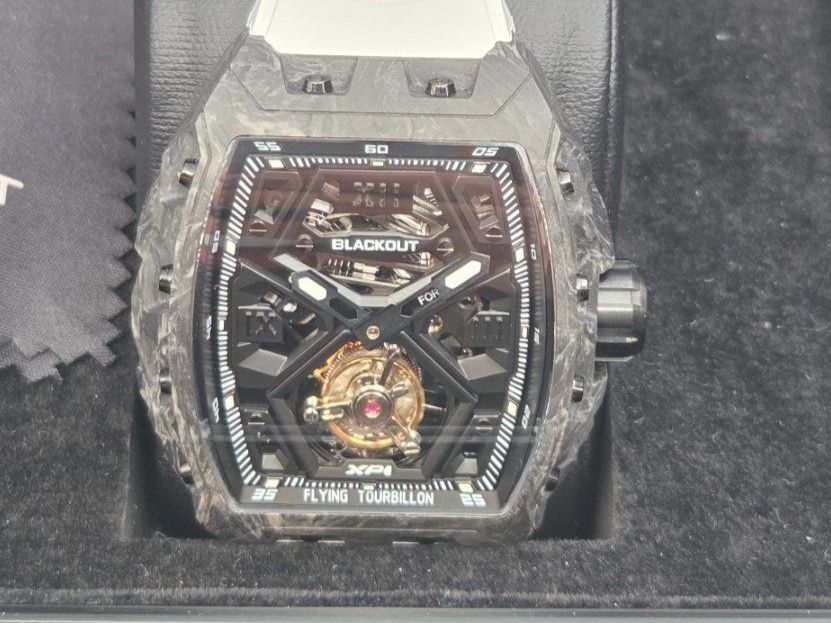 Uhren: Black Out – Neu und originalverpackt aus La Chaux-de-Fonds von curtitswisswatches