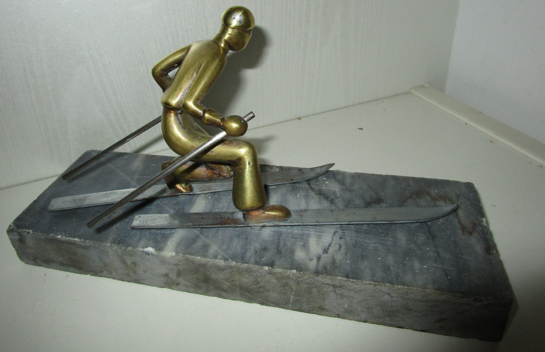 Sculture & Statue: Messing Figur Skifahrer auf Steinplatte – Usato da Wädenswil venduto da Freizeitspass11