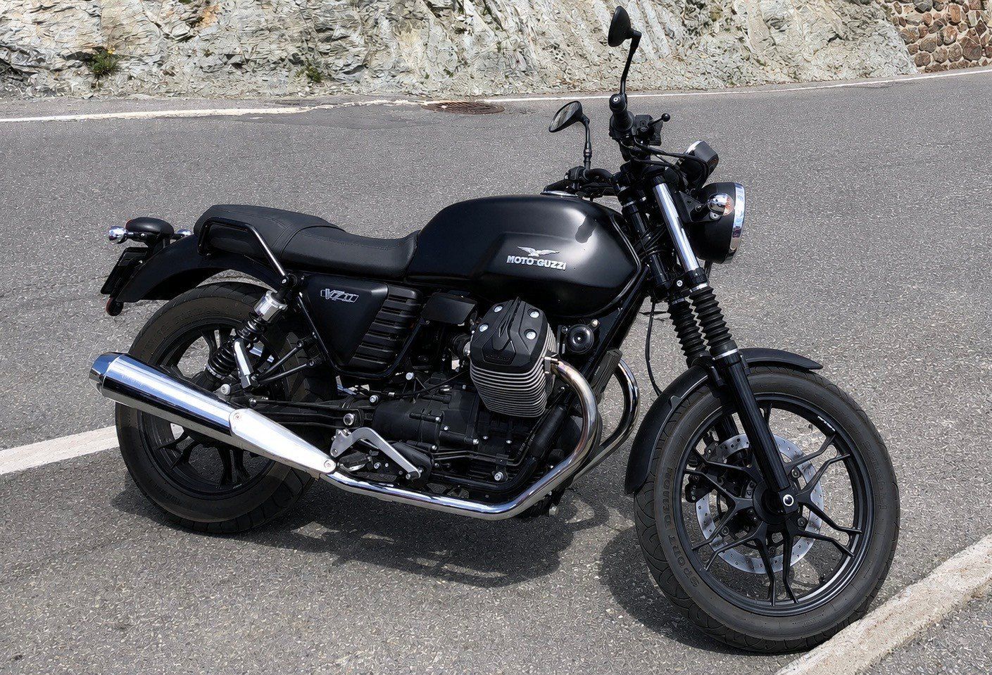 Moto Guzzi Strasse: Moto Guzzi V7 Stone II – Gebraucht aus St. Moritz von Cortesiandi