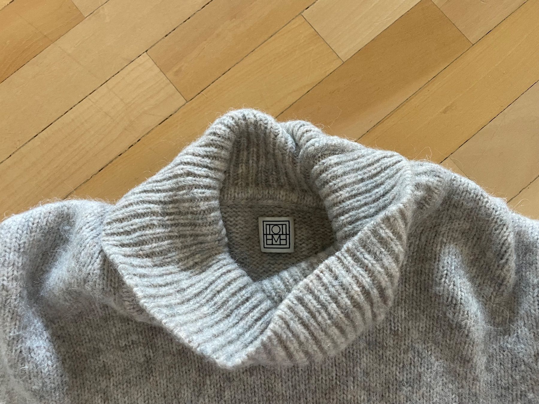 Maglioni & Felpe: Totême pullover oversize – Usato da Breganzona venduto da Madame65 1