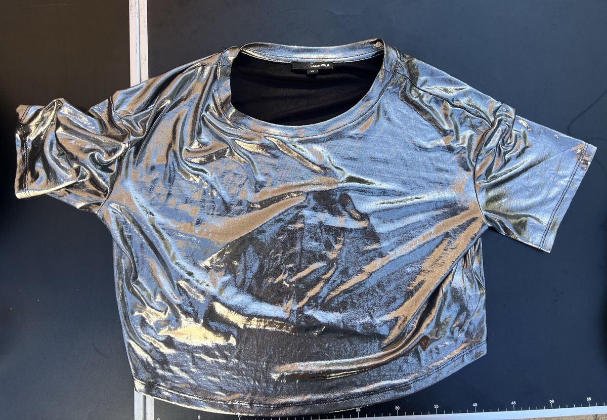 Tally Weijl T-shirt: Silbriges Glamour Shirt – Usato da Basel venduto da shirley_gold
