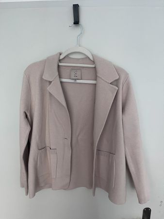 White/cream knit blazer