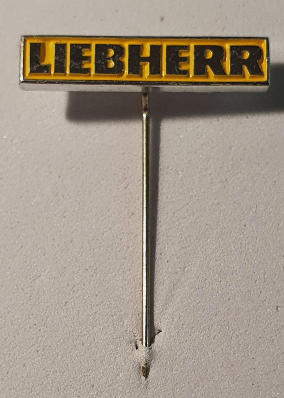 Spille & Fermagli: BB470 - Anstecknadel - LIEBHERR  Logo – Usato da Reinach BL venduto da Boston-Verkauf 1