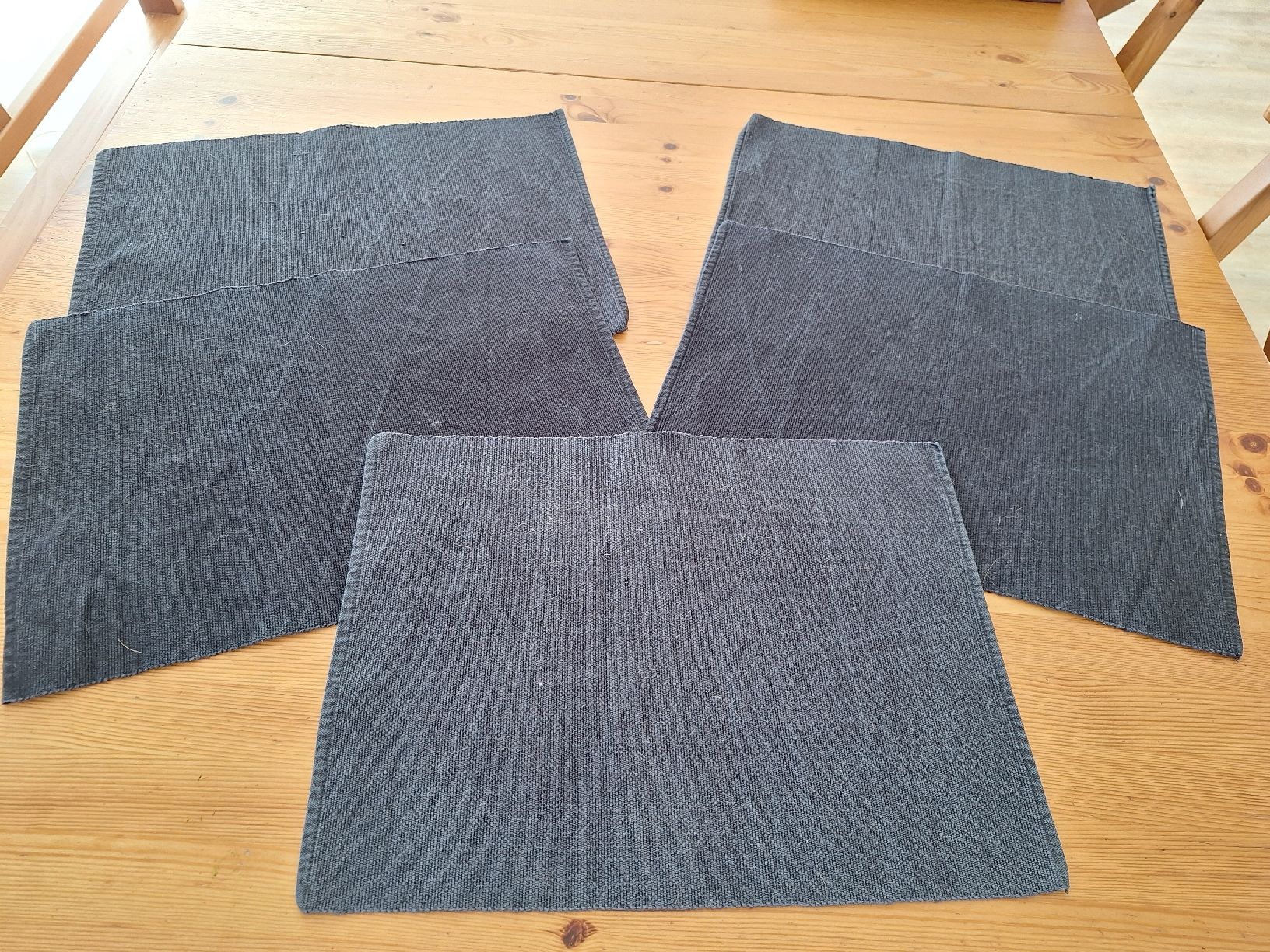 Set di tavolo e panche: 5 schwarze Tischsets – Usato da Aesch BL venduto da ChezToKa