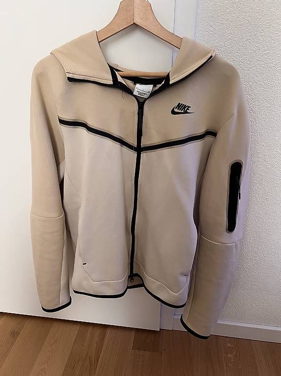 Top: Nike tech (haut) – Usato da Bussigny venduto da all_7l88
