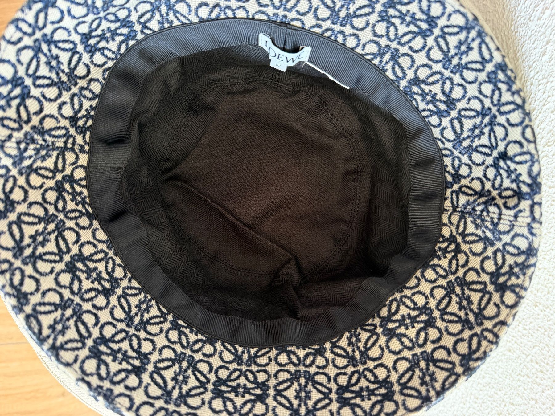 Loewe Copricapi, berretti & cappellini: Loewe Bucket Hat Damen 57cm – Usato da Wädenswil venduto da Alice_style 3
