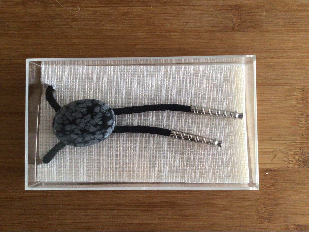 Cravatte: Schneeflocken Obsidian Bolo Tie / Krawatte mit Stein – Nuovo e nell'imballaggio originale da Hüntwangen venduto da Capricancer