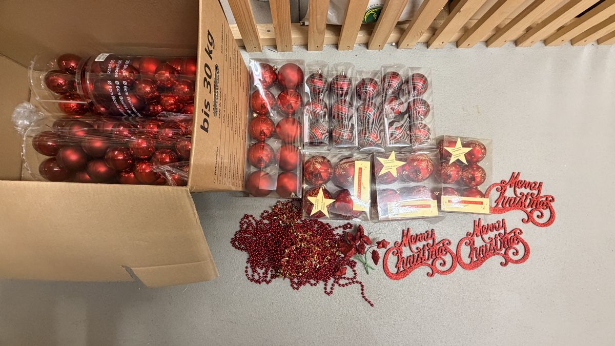 Alle Dekorationen: Weihnachtskugeln Set rot diverse Grössen und Muster – Gebraucht aus Schlieren von WEEEE_MEVOMATA_WEEEE 2