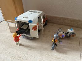 Playmobil Krankenwagen mit Motorrad und Figuren