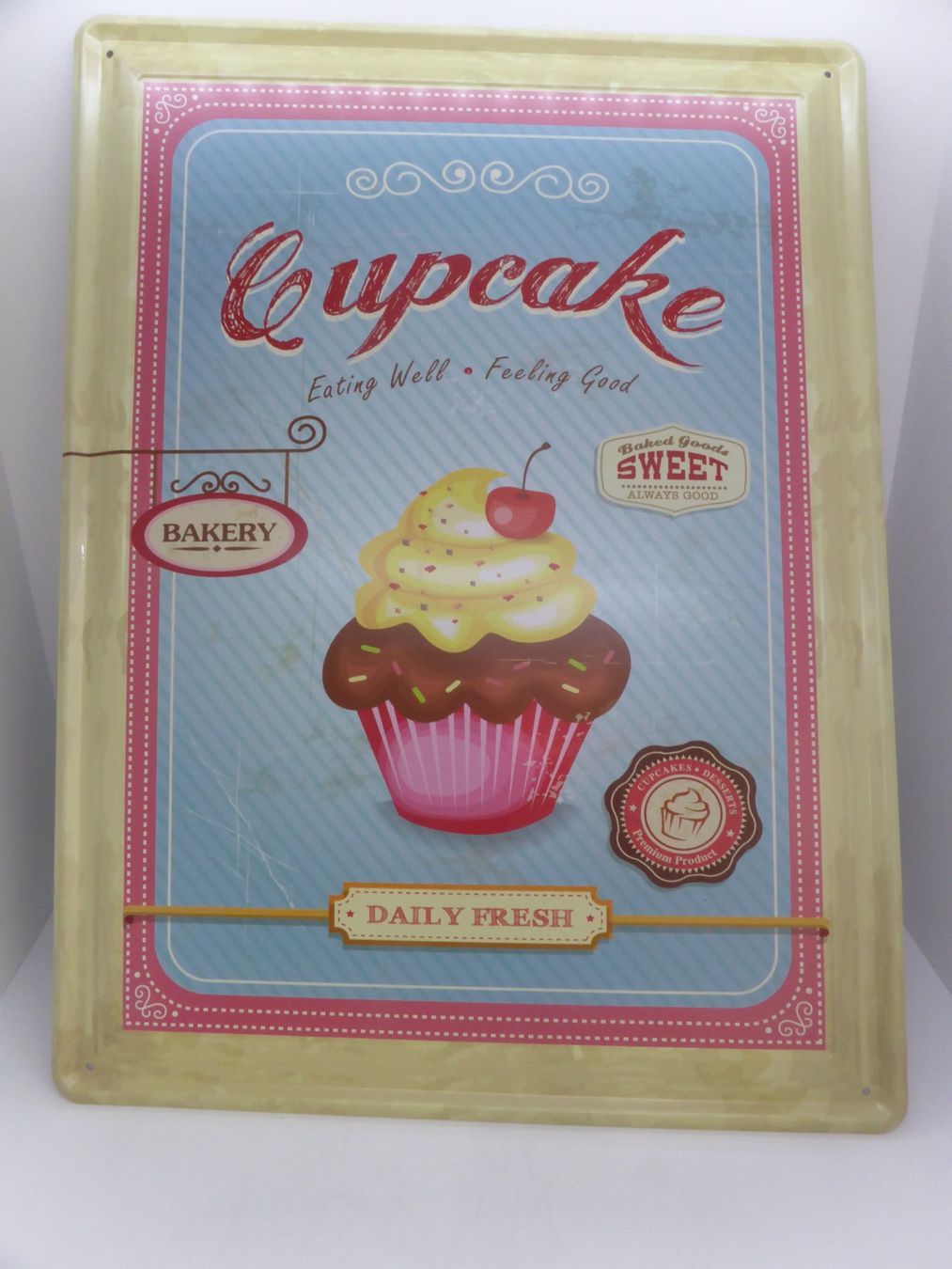 Insegne: Plaque métal décor CUPCAKE DE 2023 – Usato da Porrentruy venduto da Kim017
