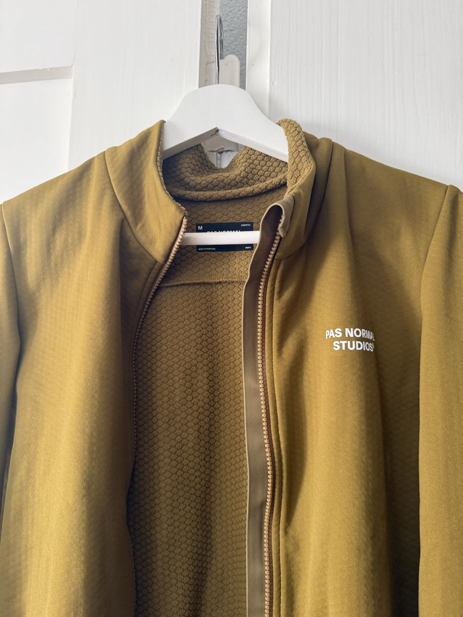 Pas Normal Studios Giacche: Velojacke Pas Normal Studios Essential Senf Grösse M – Usato da Zürich venduto da cecamobe01 3