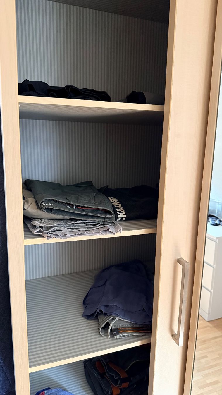 Armoires: Kleiderschrank mit Spiegel – D'occasion à Tübach par Magolino 2