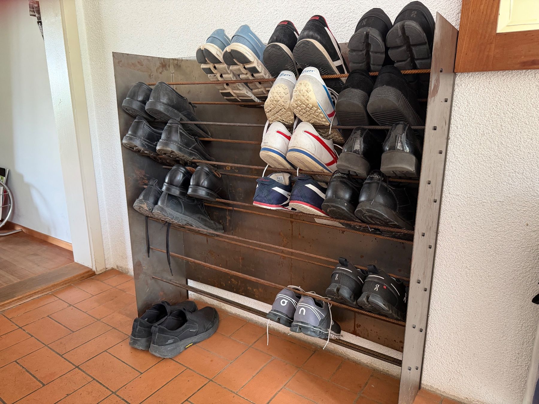Scaffali: Design Schuhgestell aus Metall – Usato da Zürich venduto da mbosshart 2