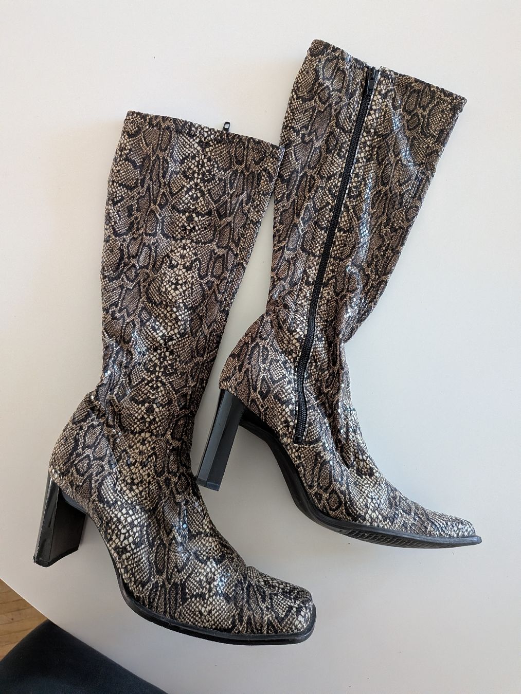 Scarpe da donna: Schlangenprint-Stiefel mit Absatz 39 – Usato da Basel venduto da JJ.Elena