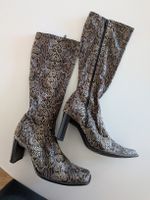Schlangenprint-Stiefel mit Absatz 39