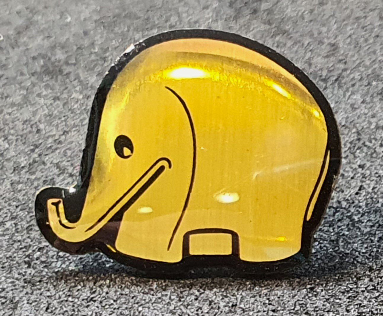 Placchette & Badge: U193 - Pin kleiner goldiger Elefant – Usato da Reinach BL venduto da Boston-Verkauf 1