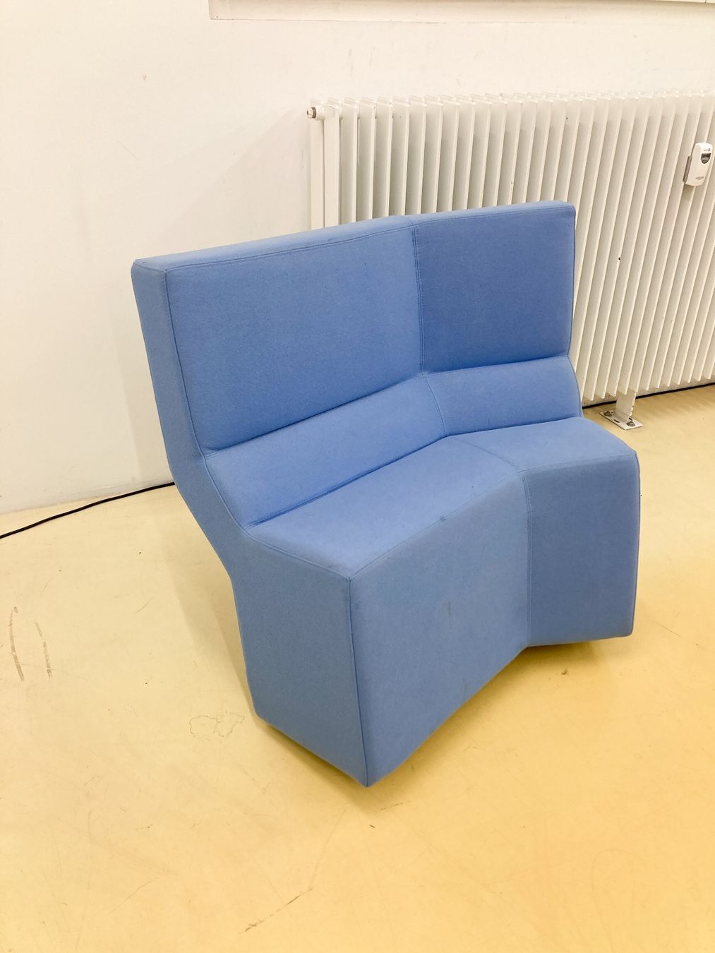 Classicon Poltrone: Classicon Chaos Chair, Konstantin Grcic, taubenblau – Usato da Basel venduto da Minim 1