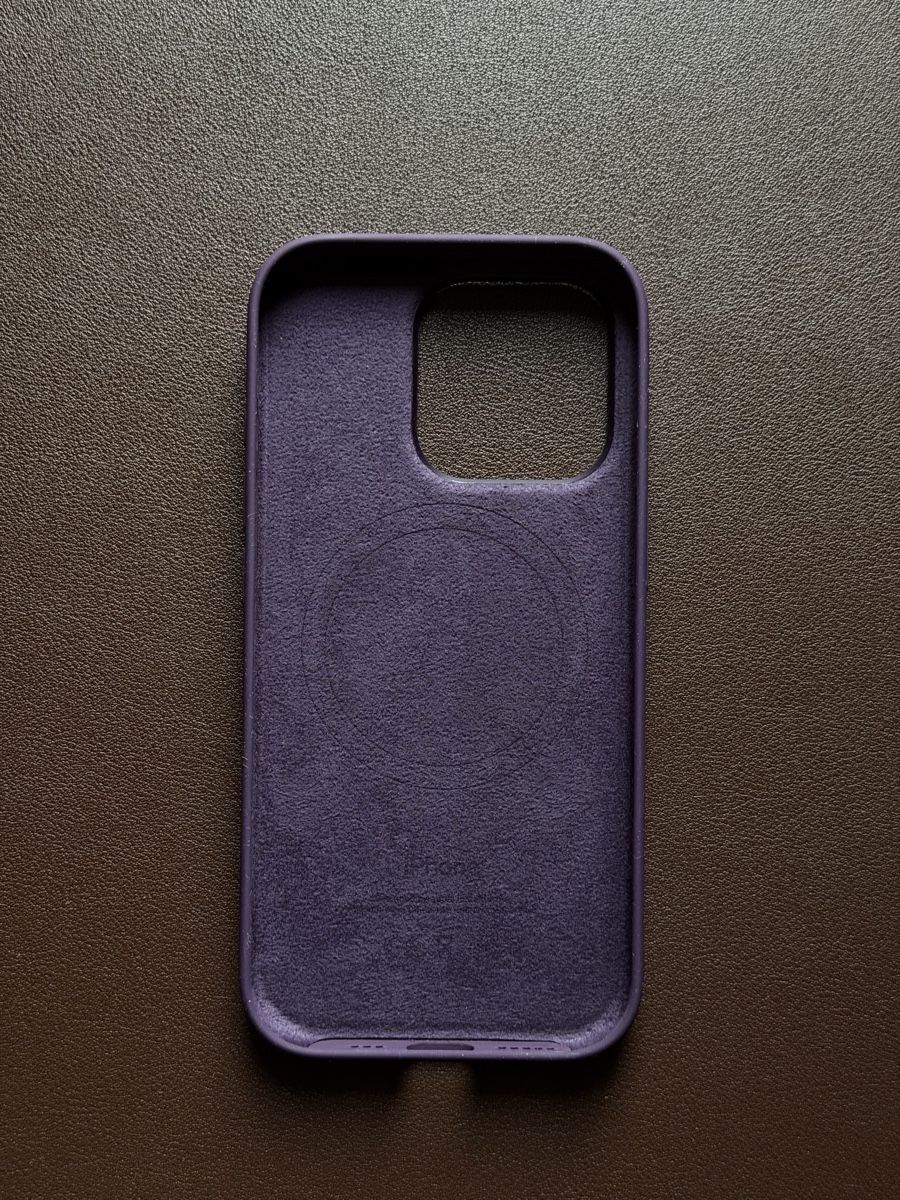 Apple Coques & Protection écran: Apple iPhone 16 pro silicone case Plum – Neuf (Voir description) à Niederglatt ZH par Ivan.Kryvoshei 1