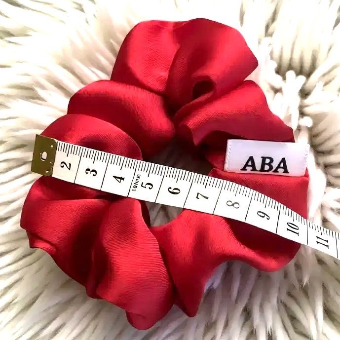 Haarschmuck: Rotwein Seide Scrunchie - Handgemachtes - Neu! – Neu und originalverpackt aus Vals von ABA-Atelier 1