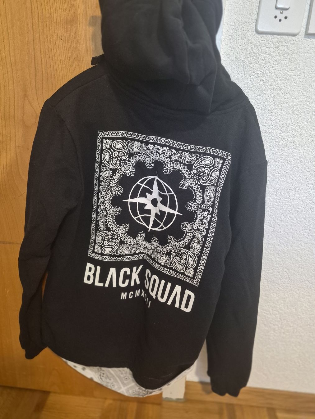Maglioni & Felpe: Schwarz Kapuzenpullover BLACK SQUAD Grösse S – Usato da Belp venduto da jul_56lk 1